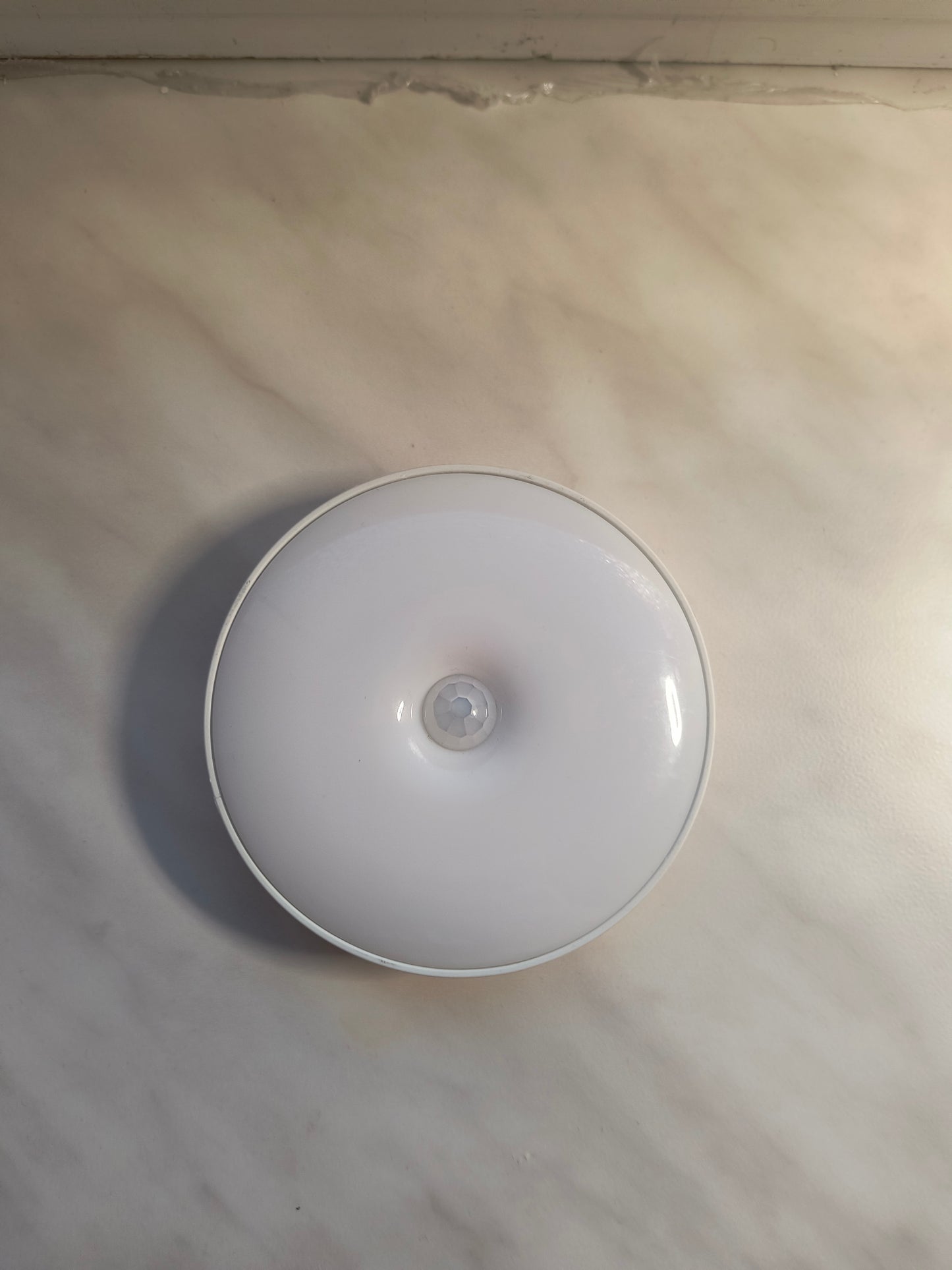 Lampka nocna LED z czujnikiem ruchu, ładowana przez USB, do kuchni, sypialni, schodów, przedpokoju, szafki, garderoby – energooszczędna