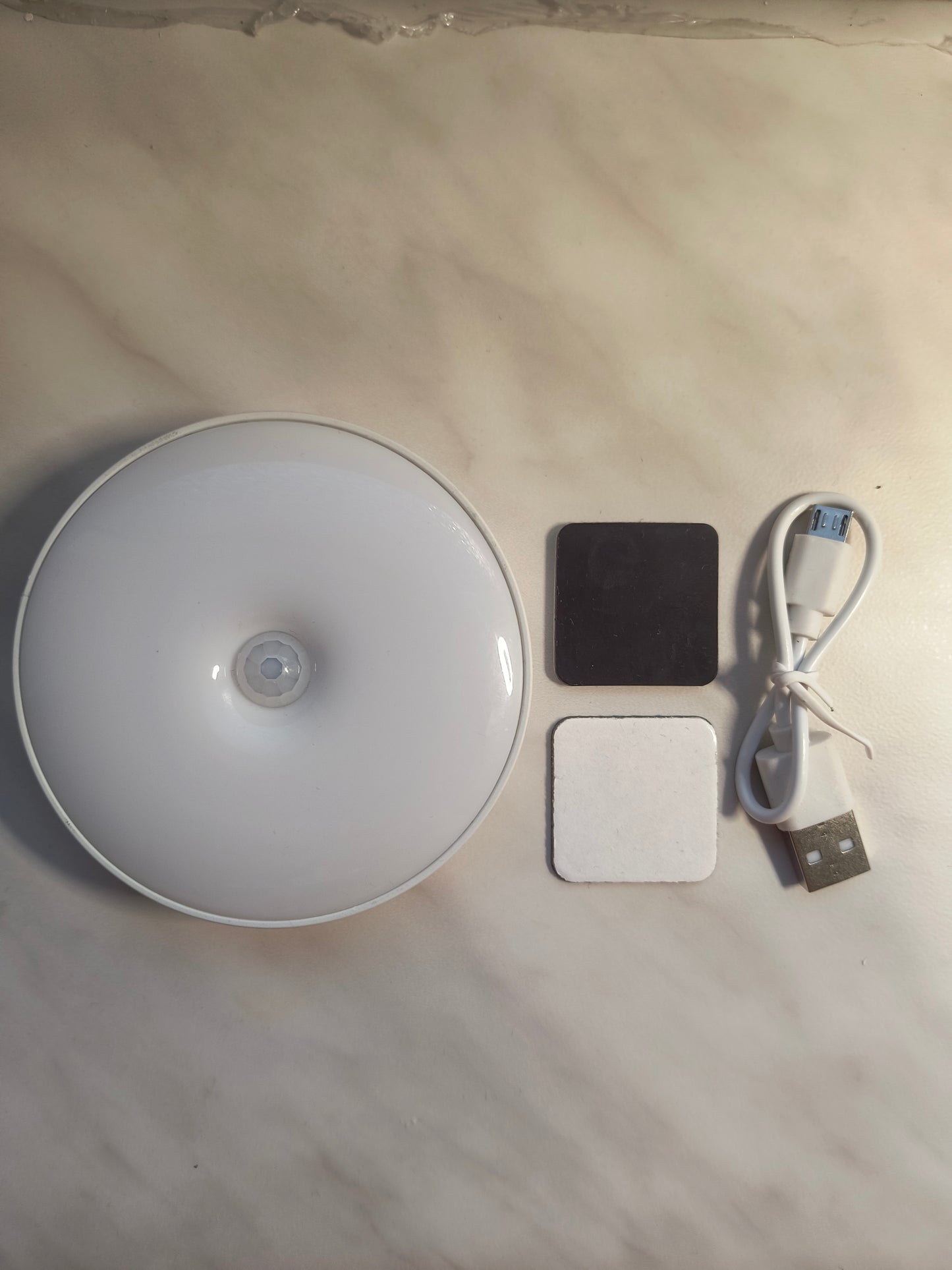 Lampka nocna LED z czujnikiem ruchu, ładowana przez USB, do kuchni, sypialni, schodów, przedpokoju, szafki, garderoby – energooszczędna