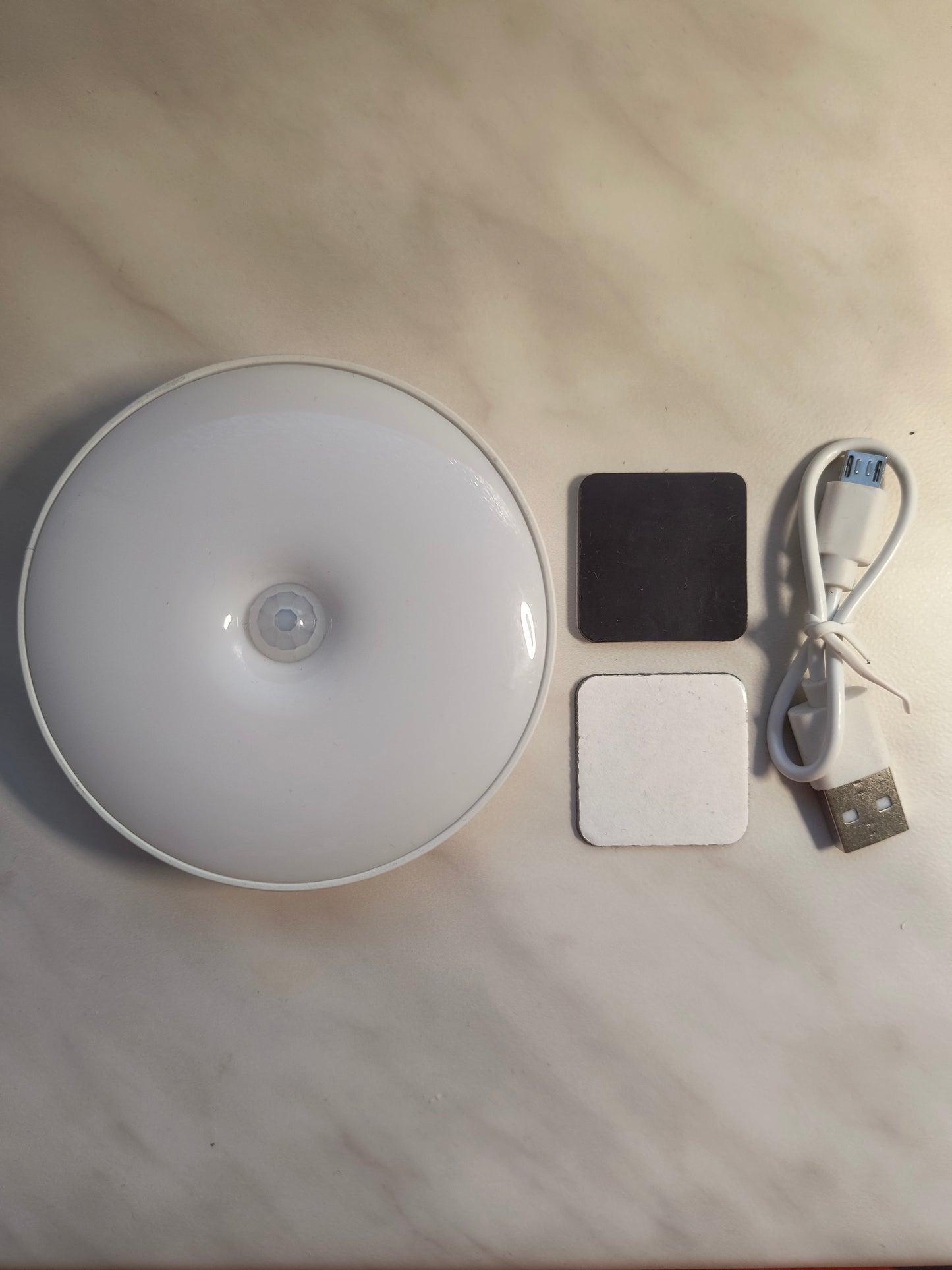 Lampka nocna LED z czujnikiem ruchu, ładowana przez USB, do kuchni, sypialni, schodów, przedpokoju, szafki, garderoby – energooszczędna